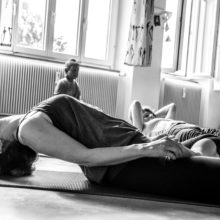 Demonstration d'une position de Yoga par l'enseignante Gaétane Voillat