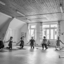 Un groupe pratiquant le Yoga à Porrentruy et Delémont
